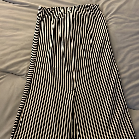 Mod Ref white and black striped elastic knee length skirt - Picture 3 of 3